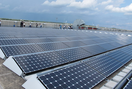 Hệ thống điện mặt trời được đặt trên tầng mái của nhà máy Intel, khu Công nghệ cao TPHCM. Ảnh minh họa