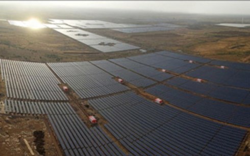 Công viên năng lượng mặt trời lớn nhất châu Á Guajarat. (ảnh: urvishdave.wordpress.com)