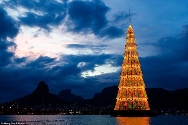 Cây thông nổi cao nhất thế giới tại Lagoa Rodrigo de Freitas. Rio de Janeiro, được thắp sáng vào tháng 12 hàng năm.