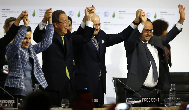 Niềm vui của các chính trị gia sau khi đạt được thỏa thuận Paris về chống biến đổi khí hậu. Ảnh: AP 