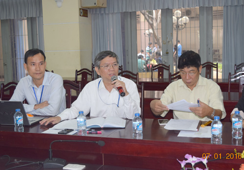 PGS.TS Vũ Đình Thành - Hiệu trưởng ĐHBK trao đổi tại cuộc họp