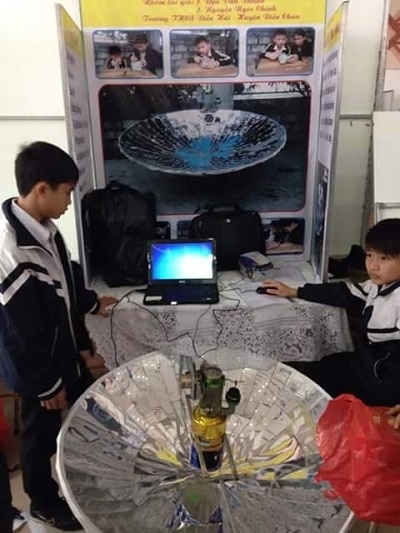Hai "nhà sáng chế" Thuận và Chính thuyết trình tại Cuộc thi khoa học cấp tỉnh dành cho học sinh trung học năm học 2014-2015