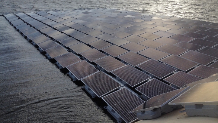 Hệ thống pin năng lượng mặt trời nổi này chiếm 1/10 diện tích hồ Queen Elizabeth II