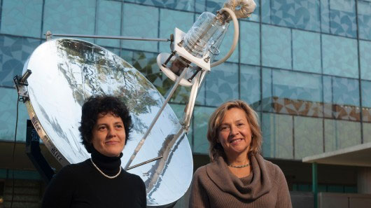 Nghiên cứu sinh Oara Neumann (trái) và nhà khoa học Naomi Halas.