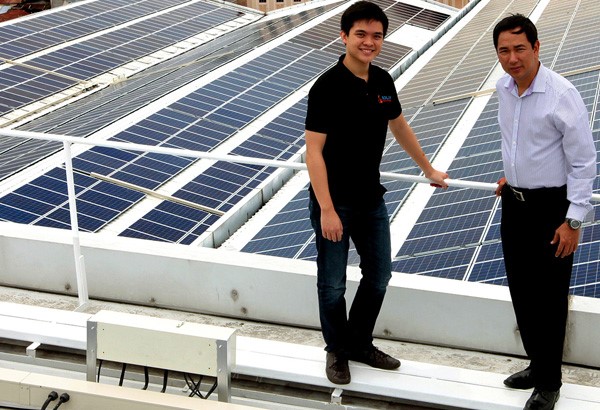 Leandro Leviste cùng đối tác trong một dự án mái nhà năng lượng mặt trời