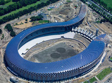 Sân vận động có cấu trúc mở và trông giống như một con rồng cuộn mình khi nhìn từ trên cao. Ảnh: Daily Mail.