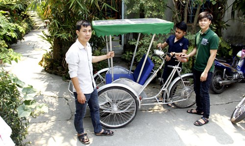 Nhóm sinh viên sáng chế bên chiếc xích lô chạy bằng năng lượng mặt trời. Ảnh: Thanh Trần.