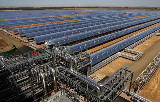 A general view of a parabolic trough solar thermal power plant in Alvarado, eastern Spain, before its inauguration ceremony July 27, 2009. The plant, owned by Spanish Acciona Energia company, will produce electricity to power about 50,000 homes. REUTERS/Nacho Doce (SPAIN ENVIRONMENT BUSINESS ENERGY)