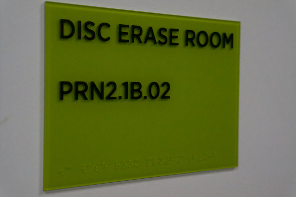 3807886_Disc_earase_room