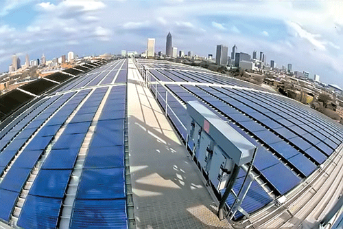 Tấm pin năng lượng mặt trời trên mái Trung tâm Công nghệ nước Georgia ở Atlanta.