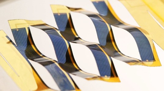 Pin mặt trời dạng sóng thu thêm 30% năng lượng