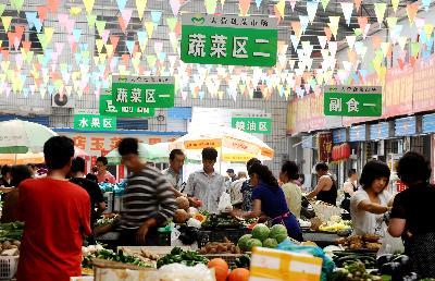 Người dân Trung Quốc mua bán tại một siêu thị tỉnh Giang Tây. Ảnh: THX/TTXVN