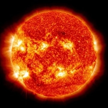Tia laser có thể làm nóng vật chất đến nhiệt độ còn nóng hơn cả lõi của mặt trời chỉ trong khoảng hai mươi phần triệu của giây. Nguồn: NASA/SDO 