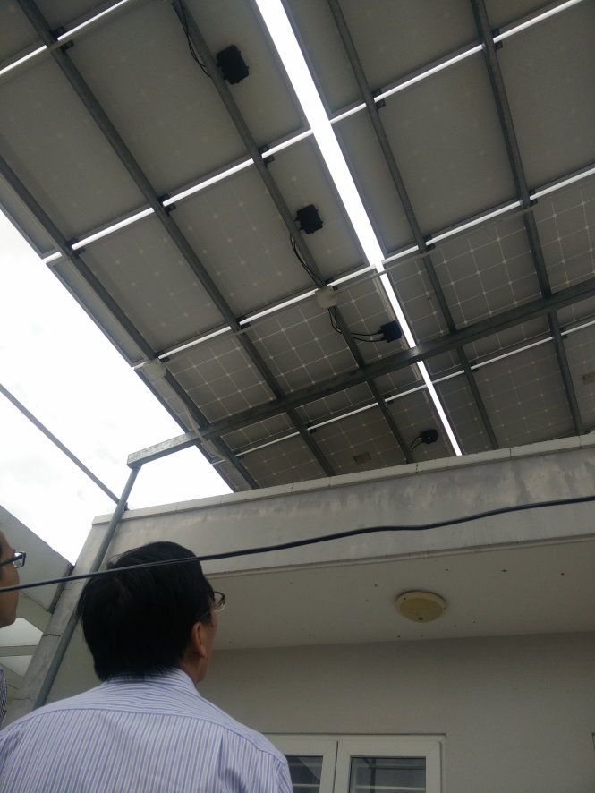 Hệ thống pin năng lượng mặt trời của một hộ dân tại đường số 15 khu dân cư Bình Hưng, huyện Bình Chánh được nối vào lưới điện