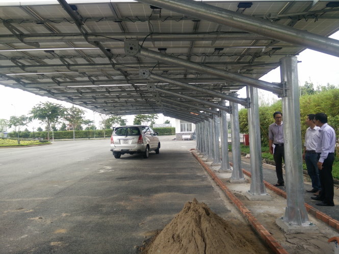 Hệ thống pin năng lượng mặt trời lắp đặt thí điểm tại trụ sở UBND Q.2 được thiết kế là mái che nhà để xe - Ảnh: Quang Khải