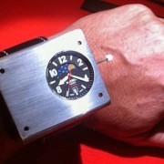 Chiêm ngưỡng đồng hồ đeo tay nguyên tử đầu tiên trên thế giới
