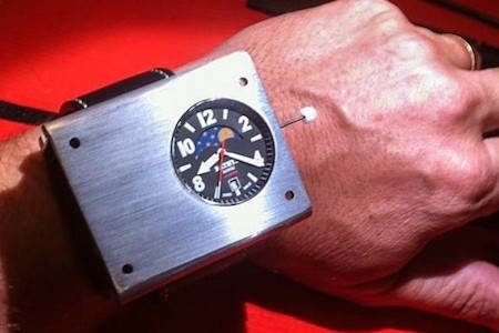 Chiêm ngưỡng đồng hồ đeo tay nguyên tử đầu tiên trên thế giới
