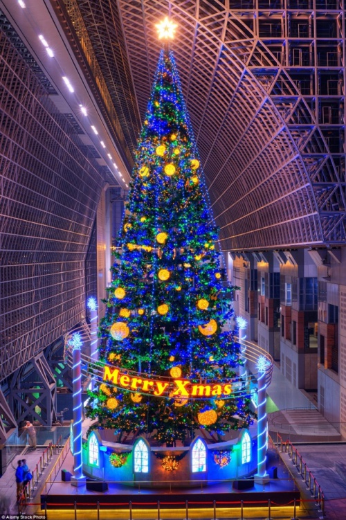 Nhà ga Kyoto tại Nhật được trang trí với vai trò “đại diện” canh gác cho mùa Giáng sinh an lành.