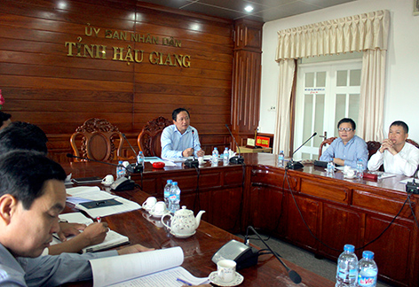 Phó Chủ tịch Trịnh Xuân Thanh trao đổi với nhà đầu tư tại buổi làm việc.