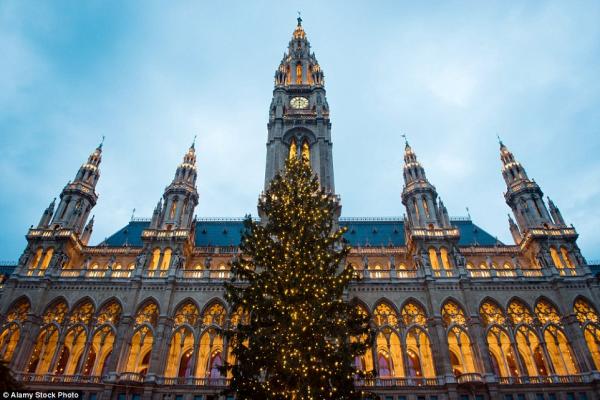 Chợ Noel Rathausplatz, nằm trước Hội đồng thành phố Viên, là nơi đặt cây thông chính của lễ hội Giáng sinh tại Áo.
