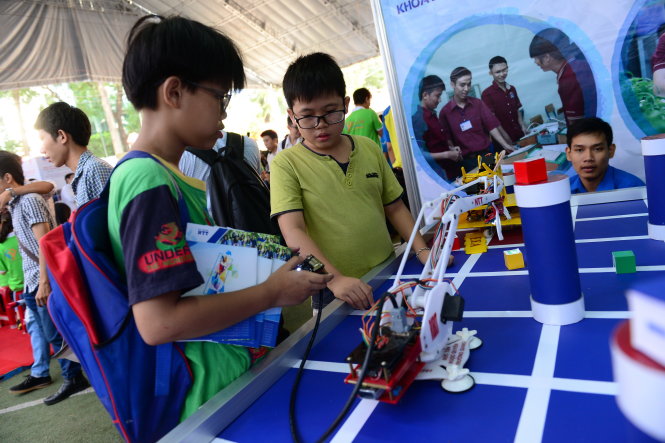 Trẻ em thích thú sử dụng các robot - Ảnh: Quang Định