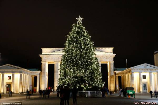 Berlin có khoảng 50 chợ Giáng sinh, một trong sô đó nằm gần cây thông chính của lễ hội đặt trước cổng Brandenburg.