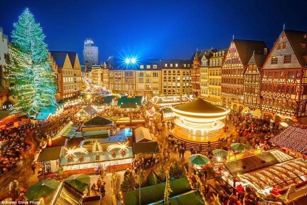 Cây thông cao 30 m tại chợ Noel Frankfurt, Đức – một trong những chợ Giáng sinh đẹp nhất thế giới.