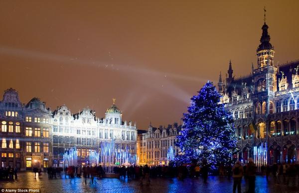 Cây thông Noel bên cạnh Grand Palace tại thành phố Brussels, Bỉ là địa điểm đón Giáng sinh lý tưởng và tuyệt đẹp cho người dân và khách du lịch.