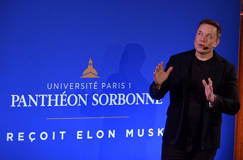 lon Musk, CEO của công ty ô tô và lưu trữ năng lượng Tesla của Mỹ, trình bày về tương lai thay đổi khí hậu tại Đại học Paris-Sorbonne ở Paris. - Ảnh: AFP