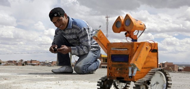 Gặp gỡ robot WALL-E sử dụng Năng Lượng Mặt Trời từ rác thải
