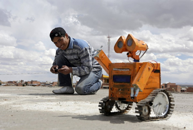 Gặp gỡ robot WALL-E sử dụng Năng Lượng Mặt Trời từ rác thải