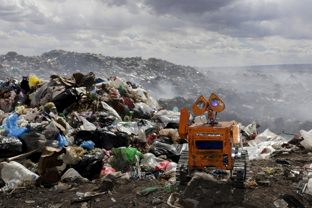 Gặp gỡ robot WALL-E sử dụng Năng Lượng Mặt Trời từ rác thải