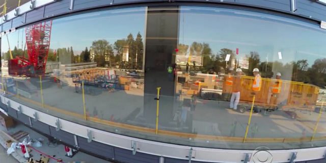 Apple Campus 2 trở nên đặc biệt với hơn 3000 tấm kính cong vòng quanh tòa nhà.