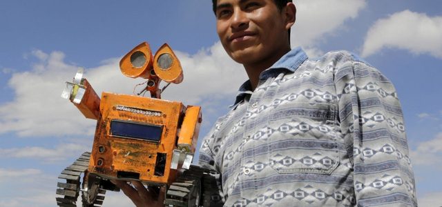 Gặp gỡ WALL-E robot sử dụng Năng Lượng Mặt Trời từ rác thải