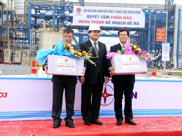 Phó Thủ tướng Hoàng Trung Hải tặng quà cho cán bộ công nhân viên nhà máy Nhiệt điện Mông Dương 1. (Ảnh: Nguyễn Hoàng/TTXVN)