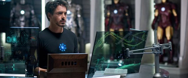 Tony Stark và hệ thống Jarvis thông minh tại nhà riêng trong phim Iron Man. 