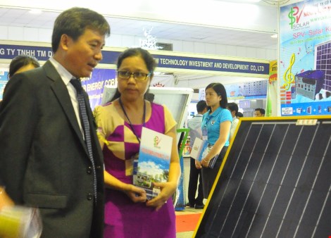 Ông Nguyễn Phương Đông, Phó Giám đốc Sở Công Thương TP, tham quan triển lãm về pin năng lượng mặt trời.
