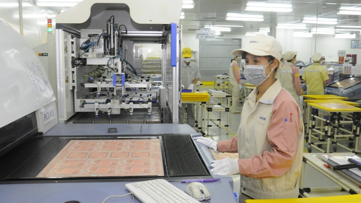 Sản xuất bảng mạch điện tử tại Công ty Meiko thuộc Khu công nghiệp Thạch Thất (Quốc Oai, Hà Nội).