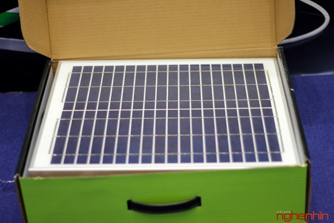 Tấm pin mặt trời nằm trên cùng của hộp sản phẩm.