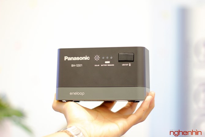 Mặt trước hộp điều khiển và lưu điện Panasonic Eneloop bao gồm các đèn báo dung lượng pin và cổng sạc USB cho các thiết bị di động.