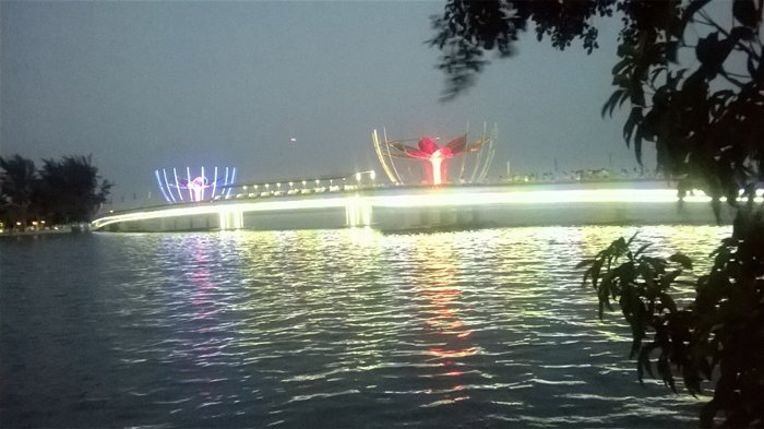 Cầu đi bộ Ninh Kiều trong đêm khánh thành 6-2-2016 Ảnh: Huỳnh Kim