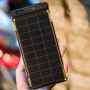 Trên tay pin sạc năng lượng Mặt Trời Solar Paper: rất mỏng, nhẹ, dùng được dưới ánh sáng yếu