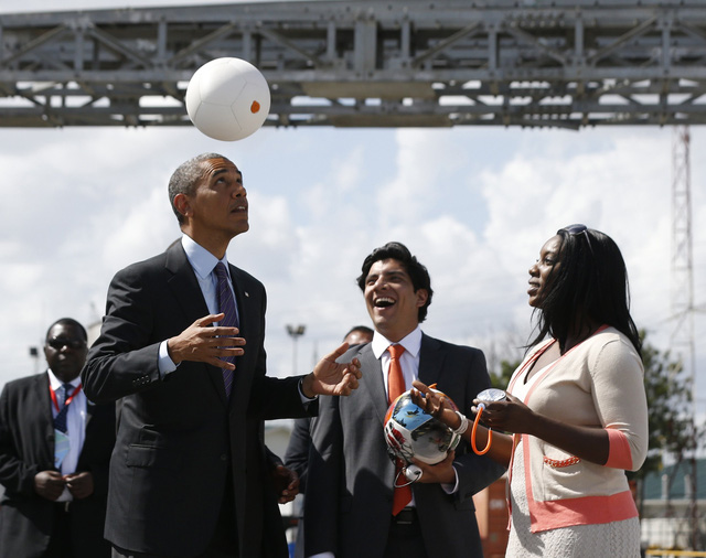 Tổng thống Mỹ Barack Obama đang chơi cùng quả bóng Soccket.