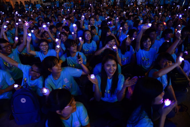 Các tình nguyện viên tại Thành phố Hồ Chí Minh thắp đèn led, hưởng ứng chiến dịch Giờ Trái đất Xanh (Ảnh: Mạnh Linh/TTXVN)