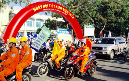 Công nhân Điện lực Tiền Giang tham gia diễu hành