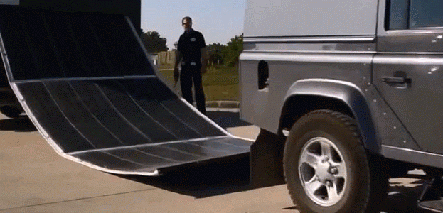 Xem xe tải trải pin mặt trời mượt mà cứ như chúng ta trải thảm