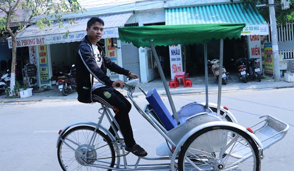 Sinh viên Nguyễn Thành Minh (khoa quản lý dự án, trường ĐHBK Đà Nẵng) đang thử nghiệm chiếc xích lô chạy bằng năng lượng mặt trời.