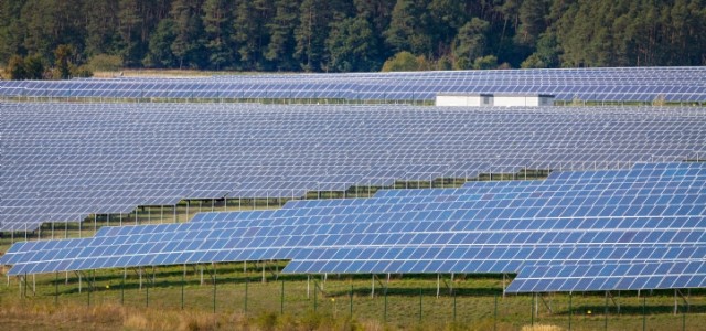 Kết nối nông trại năng lượng mặt trời cộng đồng Anh với hệ thống pin lưu trữ