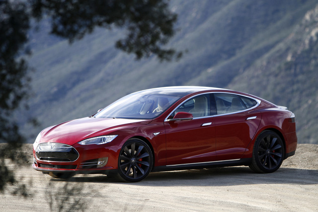 Model S, chiếc xe làm nên tên tuổi của Tesla.