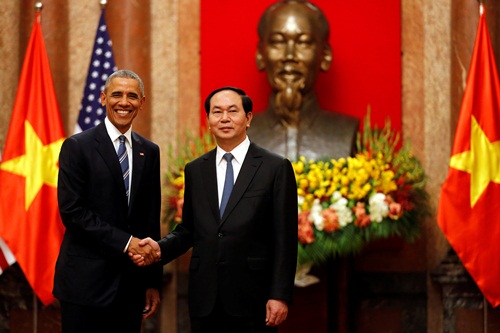 Tổng thống Mỹ Barack Obama bắt tay với Chủ tịch nước Trần Đại Quang tại Phủ Chủ tịch. Ảnh: Reuters